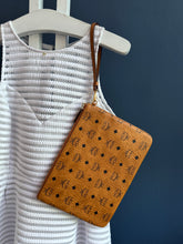 Lade das Bild in den Galerie-Viewer, MCM CLUTCH
