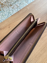 Lade das Bild in den Galerie-Viewer, LOUIS VUITTON CLÉMENCE GELDBÖRSE
