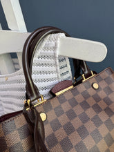 Lade das Bild in den Galerie-Viewer, LOUIS VUITTON BRITTANY
