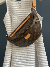 Lade das Bild in den Galerie-Viewer, LOUIS VUITTON BUMBAG
