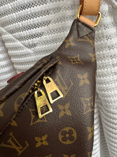 Lade das Bild in den Galerie-Viewer, LOUIS VUITTON BUMBAG
