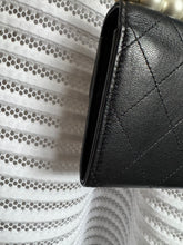 Lade das Bild in den Galerie-Viewer, CHANEL WOC MIT PERLEN
