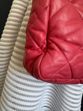 Lade das Bild in den Galerie-Viewer, CHANEL 19
