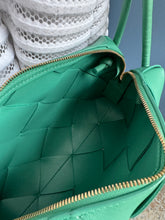 Lade das Bild in den Galerie-Viewer, BOTTEGA VENETA CASSETA CAMERA BAG
