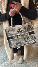 Lade das Bild in den Galerie-Viewer, DIOR TOTE BOOK MEDIUM
