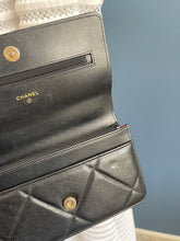 Lade das Bild in den Galerie-Viewer, CHANEL 19 WALLET ON CHAIN
