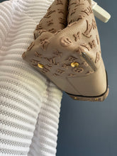 Lade das Bild in den Galerie-Viewer, LOUIS VUITTON VEAU CACHEMIRE W PM GALET
