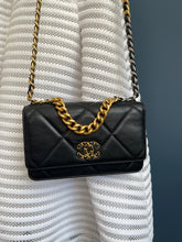 Lade das Bild in den Galerie-Viewer, CHANEL 19 WALLET ON CHAIN
