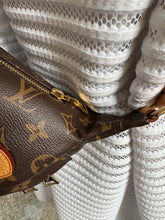 Lade das Bild in den Galerie-Viewer, LOUIS VUITTON BUMBAG

