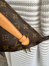 Lade das Bild in den Galerie-Viewer, LOUIS VUITTON BUMBAG
