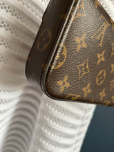 Lade das Bild in den Galerie-Viewer, LOUIS VUITTON STREP &amp; GO
