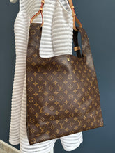 Lade das Bild in den Galerie-Viewer, LOUIS VUITTON ATLANTIS GM
