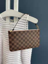 Lade das Bild in den Galerie-Viewer, LOUIS VUITTON CLUTCH
