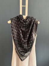 Lade das Bild in den Galerie-Viewer, LOUIS VUITTON MONOGRAM SHINE TUCH
