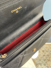 Lade das Bild in den Galerie-Viewer, CHANEL 19 WALLET ON CHAIN
