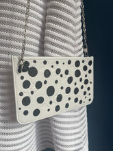 Lade das Bild in den Galerie-Viewer, LOUIS VUITTON YAYOI KUSAMA DOTS CLUCHT
