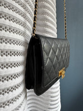 Lade das Bild in den Galerie-Viewer, CHANEL GOLDEN CLASS WOC
