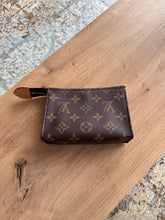 Lade das Bild in den Galerie-Viewer, LOUIS VUITTON MURAKAMI POUCH
