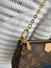 Lade das Bild in den Galerie-Viewer, LOUIS VUITTON MINI POCHETTE

