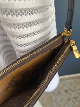 Lade das Bild in den Galerie-Viewer, LOUIS VUITTON DOUBLE ZIP POCHETTE REVERSE
