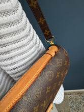 Lade das Bild in den Galerie-Viewer, LOUIS VUITTON MÉTIS

