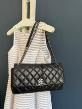 Lade das Bild in den Galerie-Viewer, CHANEL LADY PEARLY FLAP BAG
