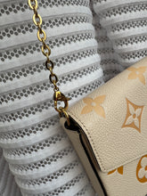 Lade das Bild in den Galerie-Viewer, LOUIS VUITTON FÉLICIE BY THE POOL

