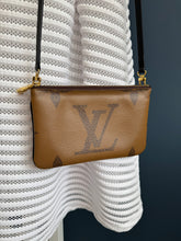 Lade das Bild in den Galerie-Viewer, LOUIS VUITTON DOUBLE ZIP POCHETTE
