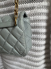 Lade das Bild in den Galerie-Viewer, CHANEL 2.55 GÜRTELTASCHE
