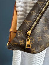 Lade das Bild in den Galerie-Viewer, LOUIS VUITTON BUMBAG
