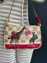 Lade das Bild in den Galerie-Viewer, LOUIS VUITTON MINI POCHETTE
