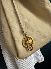Lade das Bild in den Galerie-Viewer, LOUIS VUITTON ARTSY MM EMPREINTE
