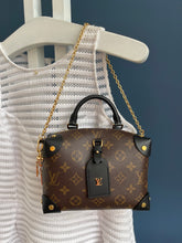 Lade das Bild in den Galerie-Viewer, LOUIS VUITTON PETITE MALLE SOUPLE
