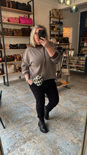 Lade das Bild in den Galerie-Viewer, CHANEL 19 TWEED ROUND CLUTCH
