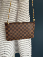 Lade das Bild in den Galerie-Viewer, LOUIS VUITTON CLUTCH
