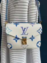 Lade das Bild in den Galerie-Viewer, LOUIS VUITTON MÉTIS BY THE POOL
