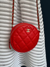 Lade das Bild in den Galerie-Viewer, CHANEL ROUND CLUTCH
