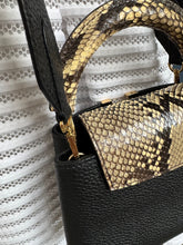 Lade das Bild in den Galerie-Viewer, LOUIS VUITTON MINI CAPUCINES PYTHON
