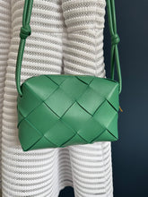 Lade das Bild in den Galerie-Viewer, BOTTEGA VENETA CASSETA CAMERA BAG
