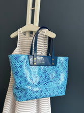 Lade das Bild in den Galerie-Viewer, LOUIS VUITTON COSMIC PM
