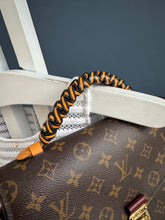 Lade das Bild in den Galerie-Viewer, LOUIS VUITTON MÉTIS MIT GEFLOCHTENEN GRIFF
