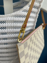 Lade das Bild in den Galerie-Viewer, LOUIS VUITTON CLUTCH
