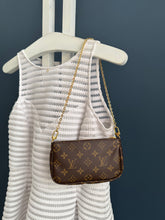 Lade das Bild in den Galerie-Viewer, LOUIS VUITTON MINI POCHETTE
