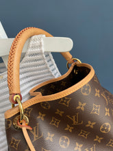 Lade das Bild in den Galerie-Viewer, LOUIS VUITTON ARTSY MM
