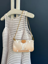 Lade das Bild in den Galerie-Viewer, LOUIS VUITTON MULTI POCHETTE BY THE POOL
