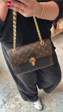 Lade das Bild in den Galerie-Viewer, LOUIS VUITTON VICTOIRE
