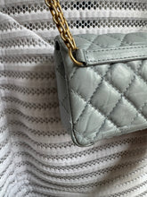 Lade das Bild in den Galerie-Viewer, CHANEL 2.55 GÜRTELTASCHE
