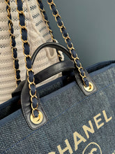 Lade das Bild in den Galerie-Viewer, CHANEL DEAUVILLE
