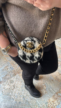 Lade das Bild in den Galerie-Viewer, CHANEL 19 TWEED ROUND CLUTCH

