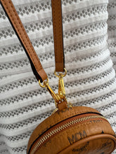 Lade das Bild in den Galerie-Viewer, MCM ROUND COIN POUCH
